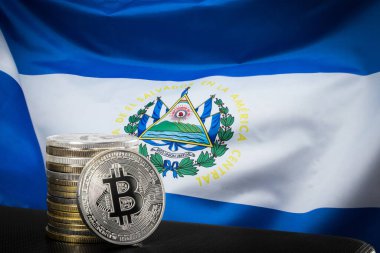 El Salvador bayrağı üzerinde bitcoin yığını. Bitcoin hukuk kavramı.