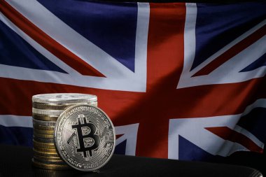 Birleşik Krallık bayrağı üzerinde bitcoin yığını 