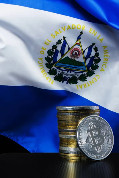 Pilha Bitcoins Sobre Salvador Flag Bitcoin Conceito Lei — Fotografia de Stock