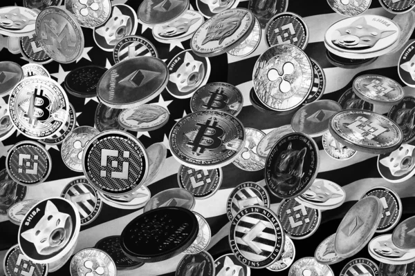 Падение Криптовалют Биткойны Догкоины Шиба Бинансовые Монеты Другие Над Флагом — стоковое фото