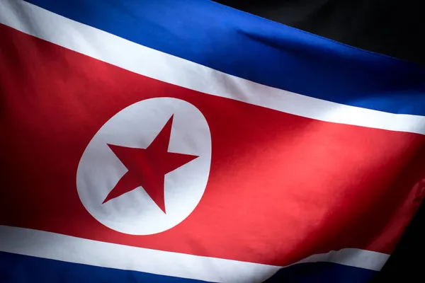 Ondeando Bandera Corea Del Norte Sobre Fondo Oscuro — Foto de Stock