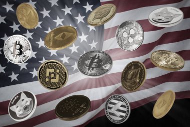 Düşen kriptolar (bitcoinler, dogecoinler, shiba paralar, binance paralar ve diğerleri) ABD bayrağı üzerinde