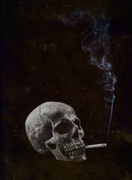 Lidská Lebka Cigaretou Přes Černé Pozadí — Stock fotografie