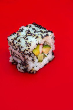 Kırmızı zemin üzerinde taze lezzetli rulo seti