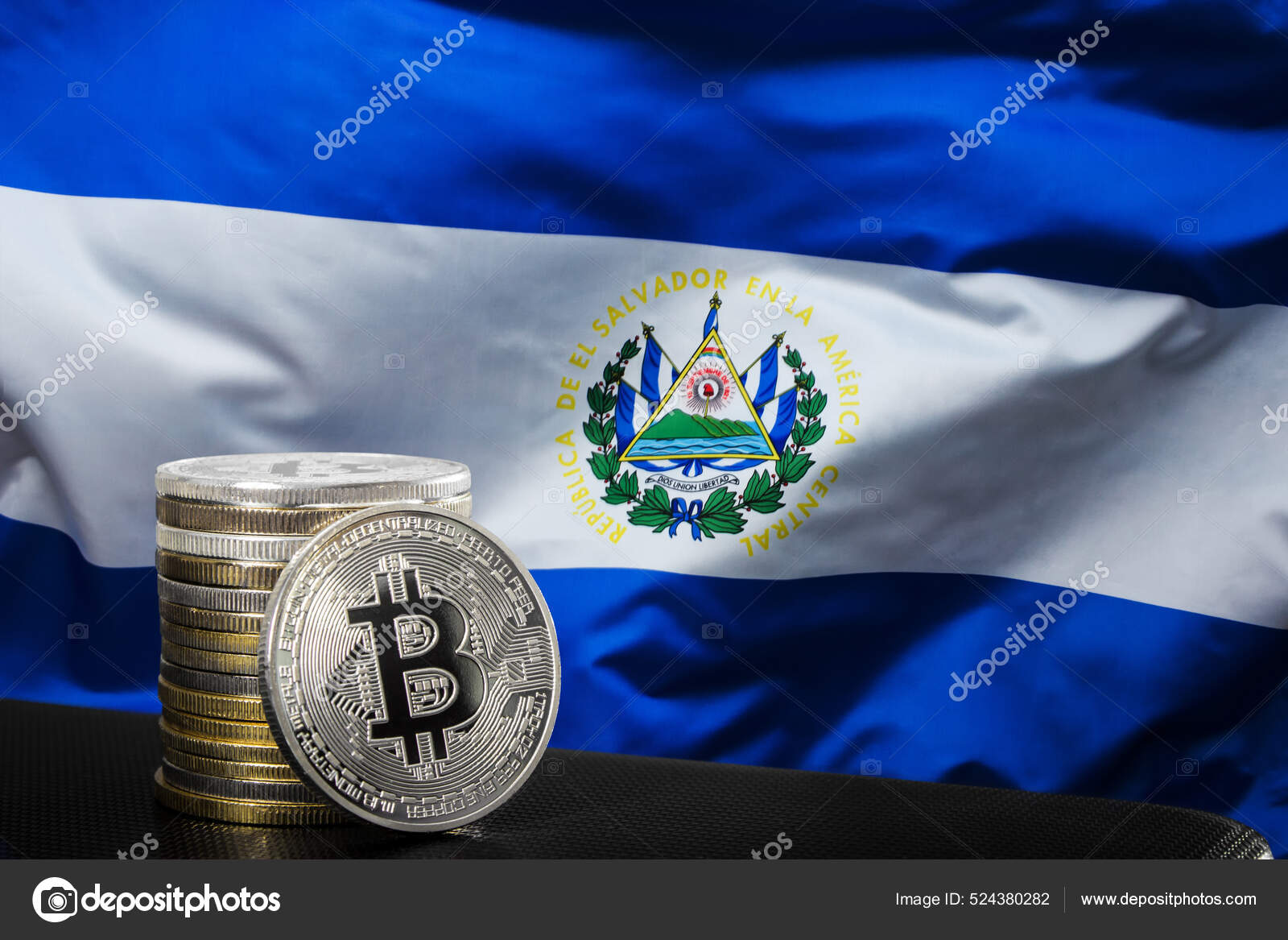 Montón Bitcoins Sobre Bandera Salvador Concepto Ley Bitcoin — Foto  editorial de stock #524380282 ©IgorFaun