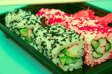 Mavi arka planda bir dizi taze lezzetli rulo