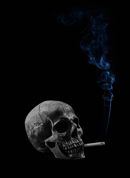 Calavera Humana Con Cigarrillo Aislado Sobre Fondo Negro — Foto de Stock