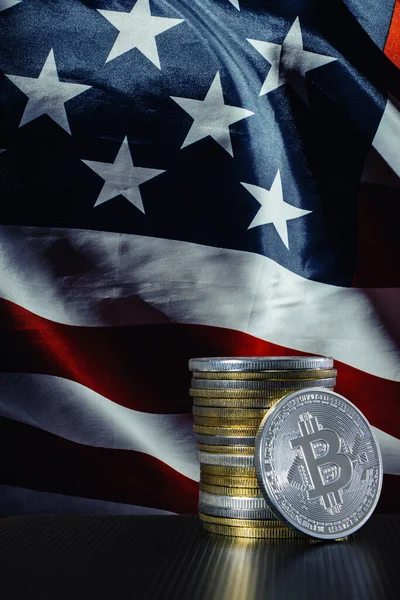 Silver Bitcoin Och Stack Bitcoins Över Usa Flagga — Stockfoto