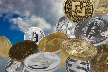 Düşen kriptolar (bitcoinler, dogecoinler, shiba paralar, binance paralar ve diğerleri) mavi gökyüzü üzerinde