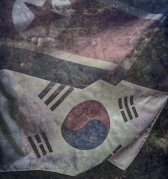 Mávání Vlajek Severní Koreje Jižní Koreje Nad Tmavým Pozadím — Stock fotografie