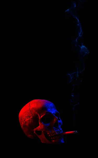 Lidská Lebka Cigaretou Izolované Přes Tmavé Pozadí — Stock fotografie