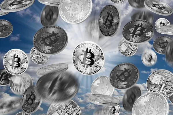 Vallende Bitcoins Blauwe Lucht Achtergrond — Stockfoto