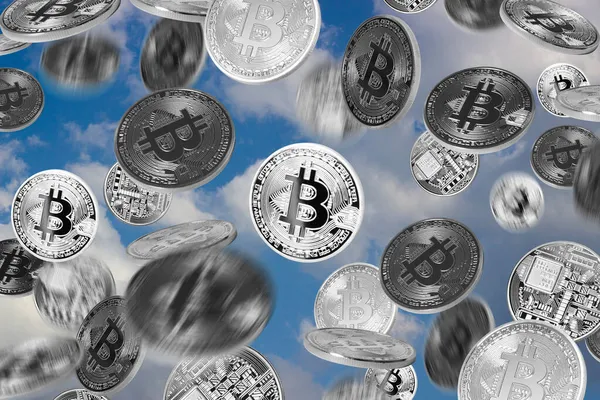 Vallende Bitcoins Boven Blauwe Lucht — Stockfoto