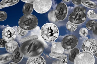 Mavi gökyüzü arkaplanı üzerine düşen bitcoin 'ler