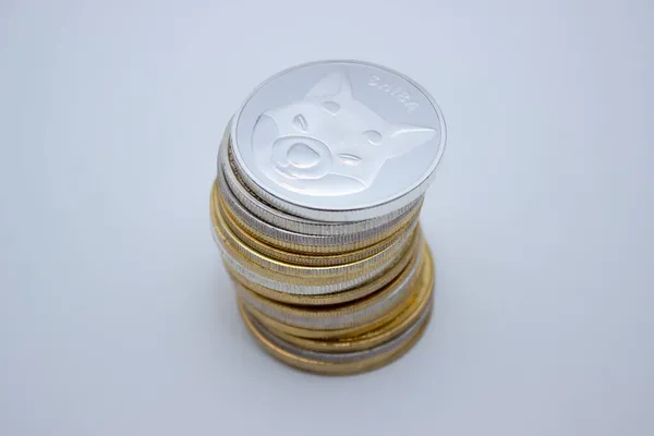Pila Monete Shiba Sfondo Bianco — Foto Stock