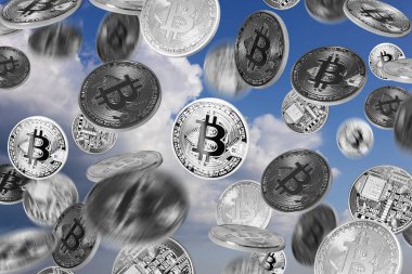Mavi gökyüzü arkaplanı üzerine düşen bitcoin 'ler