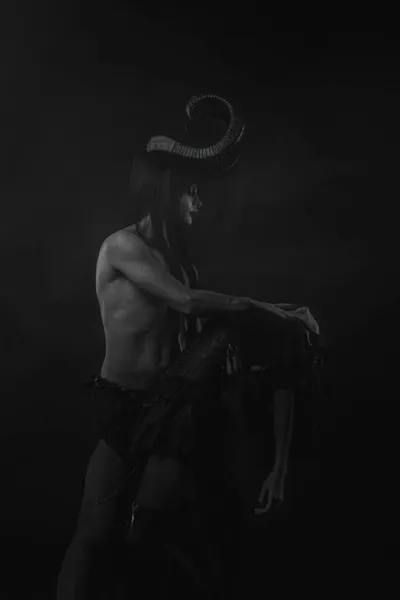 Boynuzlu Şeytan Karanlık Arka Planda Sevimli Gotik Kız Embriyosu Yapıyor — Stok fotoğraf