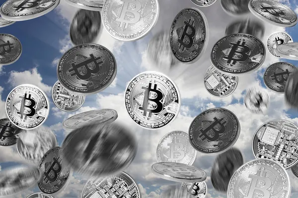Vallende Bitcoins Blauwe Lucht Achtergrond — Stockfoto