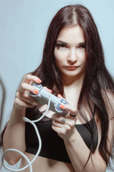 Söt Asiatisk Flicka Poserar Med Joystick — Stockfoto