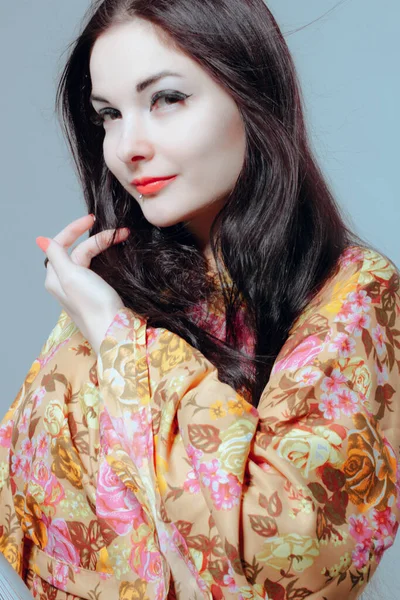 Bonita Mujer Joven Asiática Kimono Sobre Fondo Gris — Foto de Stock