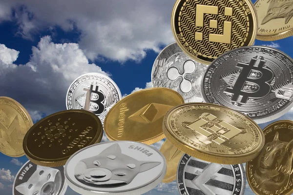 Vallende Cryptocurrencies Bitcoins Dogecoins Shiba Coins Binance Coins Andere Boven — Stockfoto