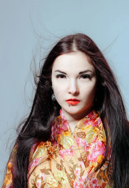 Schön Asiatisch Jung Frau Kimono Posieren Über Grau Hintergrund — Stockfoto