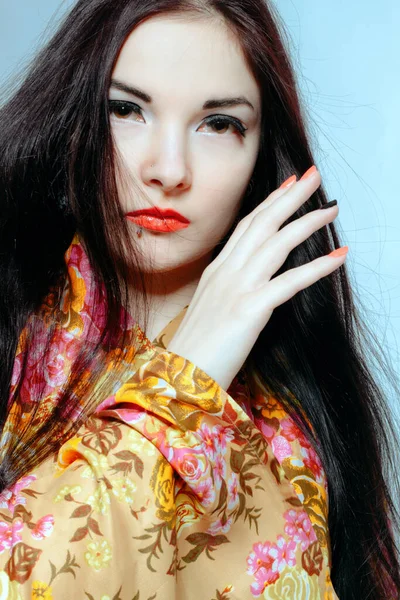 Bonita Mujer Joven Asiática Kimono Sobre Fondo Gris — Foto de Stock