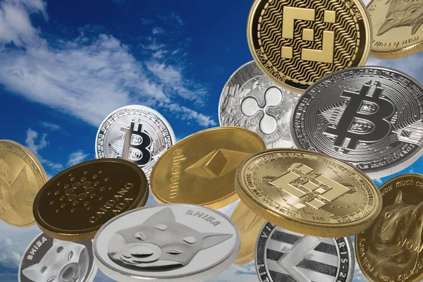Vallende Cryptocurrencies Bitcoins Dogecoins Shiba Coins Binance Coins Andere Boven — Stockfoto