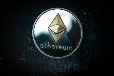 Anakart üzerinde bir ethereum madeni para yakın çekim