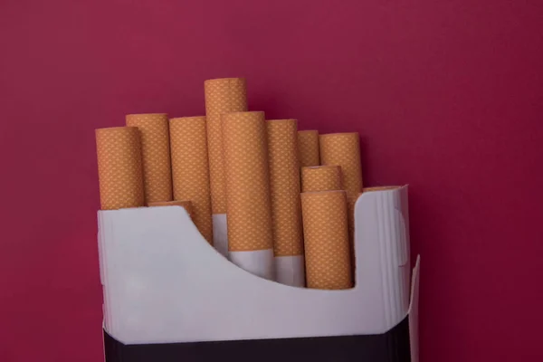 Closeyp Záběr Cigaretový Balíček Přes Červené Pozadí — Stock fotografie