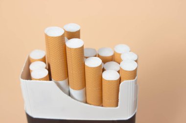 Sarı arkaplandaki sigara paketini yakından çek.