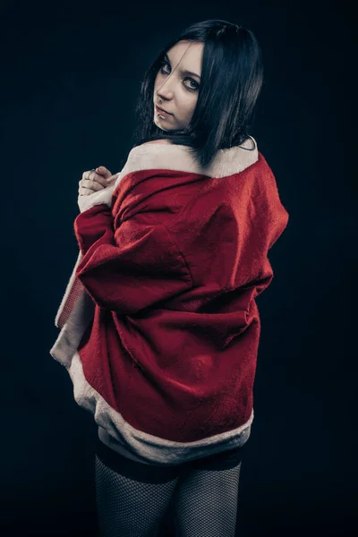 Çekici Noel Baba Yardımcısı Karanlık Arka Planda Poz Veriyor — Stok fotoğraf