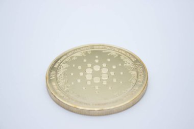 Cardano madeni parasının beyaz arkaplandaki yakın çekimi