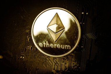 Anakart üzerinde bir ethereum madeni para yakın çekim