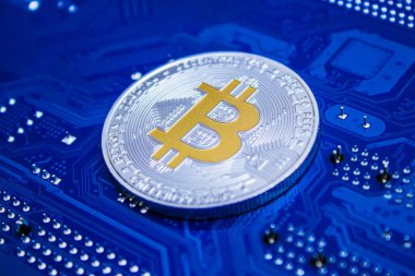 Anakart üzerinde gümüş bir bitcoin yakın çekim
