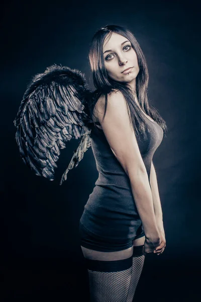 Jolie Fille Avec Des Ailes Posant Sur Fond Sombre — Photo