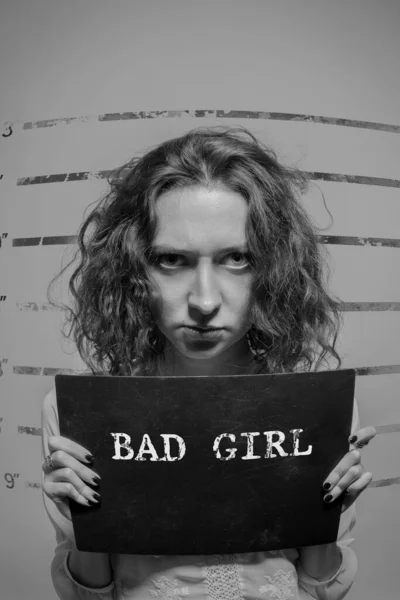 Bastante Linda Joven Mujer Tomando Mugshot —  Fotos de Stock