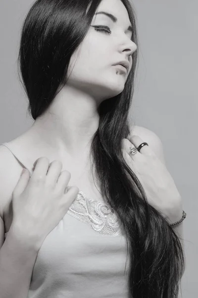 Bastante Asiático Joven Mujer Posando Sobre Gris Fondo — Foto de Stock