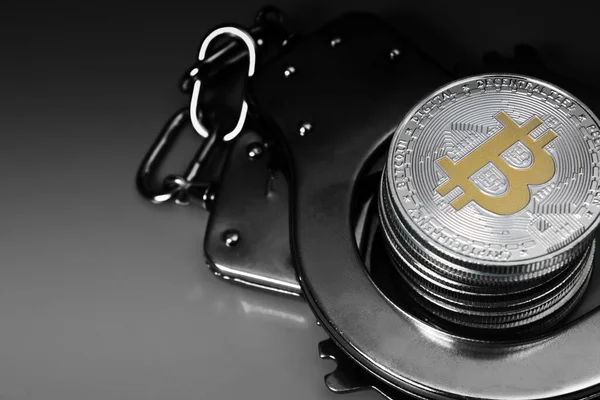 Bitcoin Manette Sfondo Grigio — Foto Stock