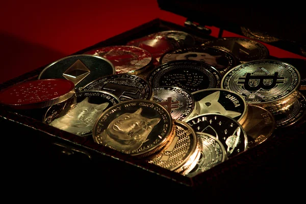 Montón Criptomonedas Cofre Sobre Fondo Rojo — Foto de Stock