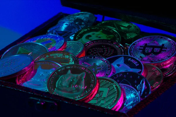 Haufen Kryptowährungen Einer Truhe Neonlicht Stockbild