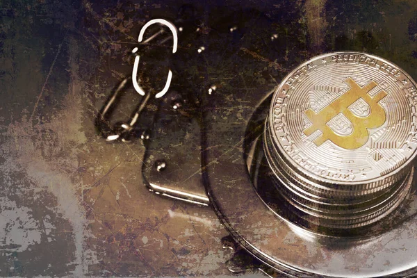 Altersgrimmiges Foto Von Bitcoins Und Handschellen Mit Kratzern Stockbild