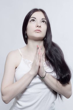 Gri arka planda poz veren güzel Asyalı kız