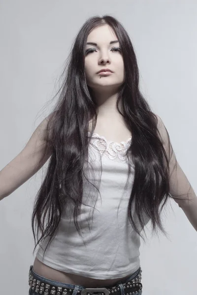 Gri Arka Planda Poz Veren Güzel Asyalı Kız — Stok fotoğraf