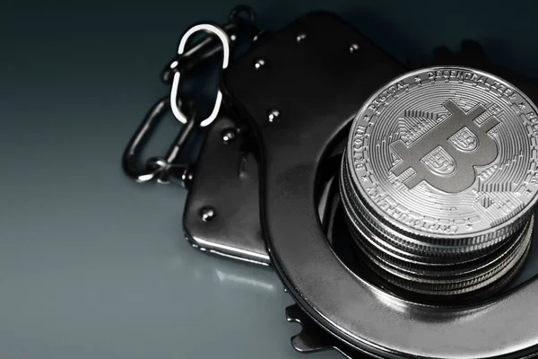 Bitcoins Och Handbojor Över Blå Bakgrund — Stockfoto