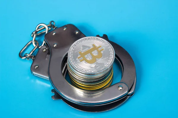 Bitcoins Algemas Sobre Fundo Azul — Fotografia de Stock