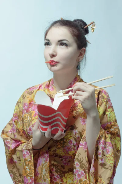 Hermosa Mujer Comiendo Comida Rápida China Sobre Fondo Blanco — Foto de Stock