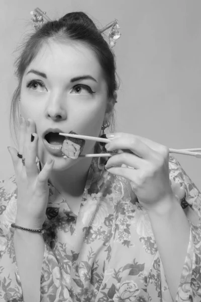 Jeune Belle Asiatique Femme Manger Sushi Sur Fond Blanc — Photo