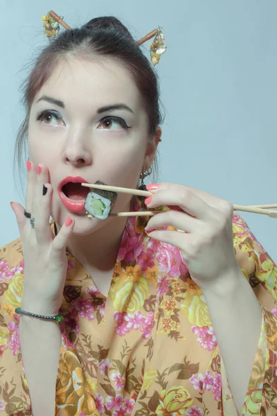 Jovem Bela Mulher Asiática Comendo Sushi Sobre Fundo Branco — Fotografia de Stock