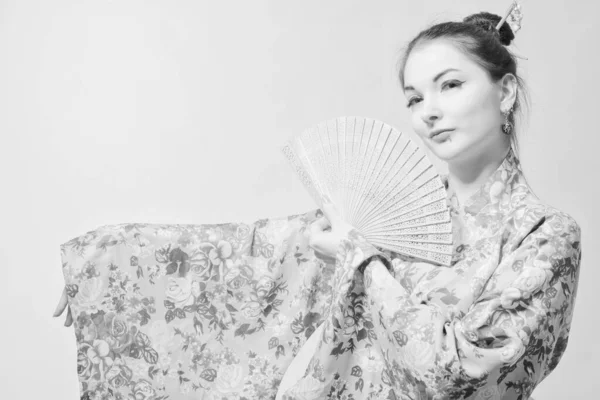 Bastante Linda Chica Japonesa Kimono Con Ventilador — Foto de Stock